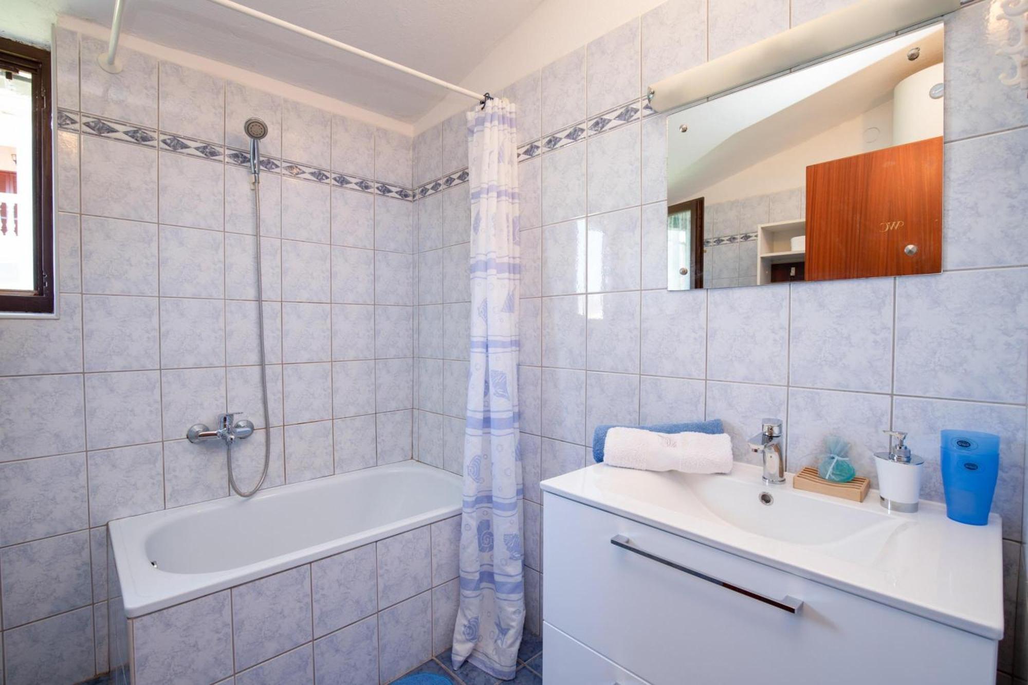 Apartments Brankica Island - Happy Rentals Vantacići Exterior foto